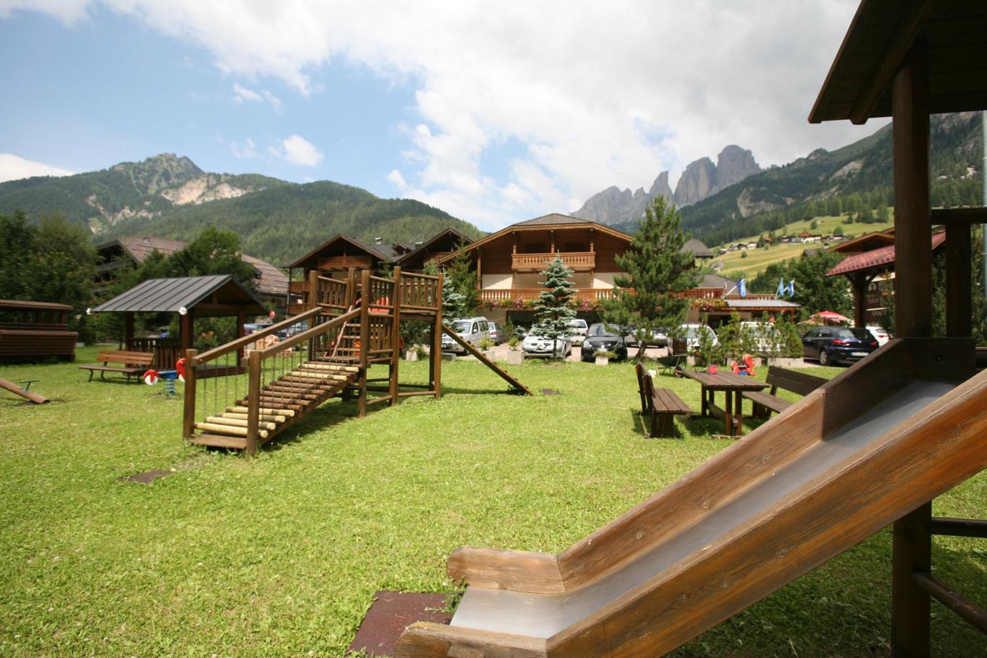 Hotel Sella Ronda Serenella Campitello di Fassa Eksteriør billede