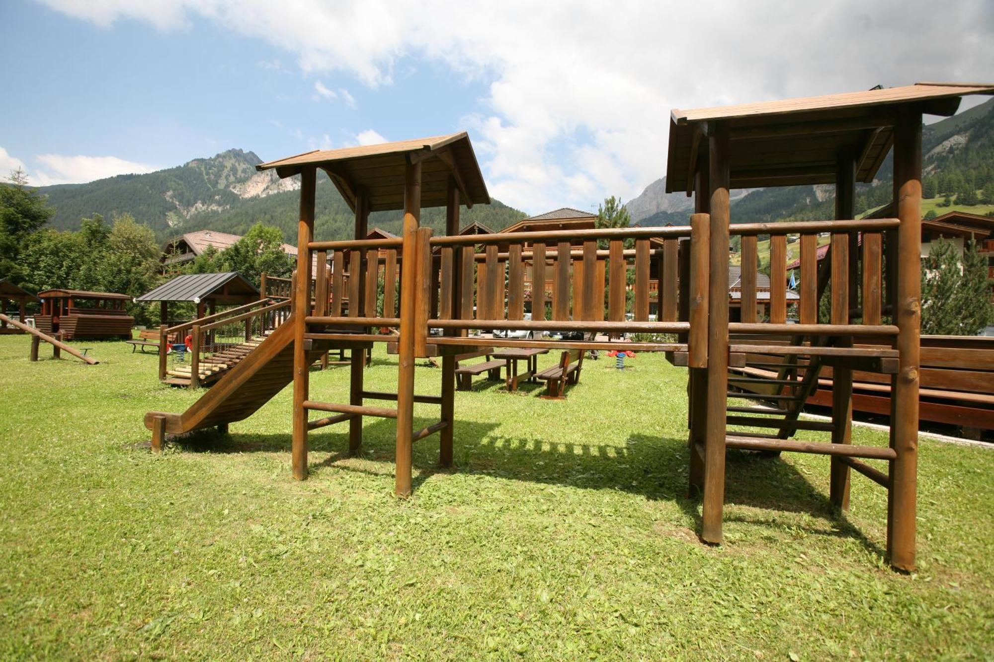 Hotel Sella Ronda Serenella Campitello di Fassa Eksteriør billede